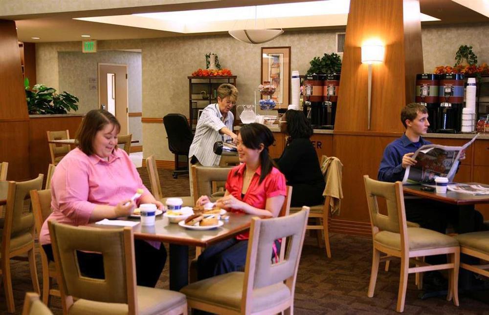 Hampton Inn & Suites Seattle North/Лінвуд Ресторан фото