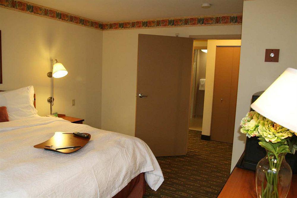 Hampton Inn & Suites Seattle North/Лінвуд Номер фото